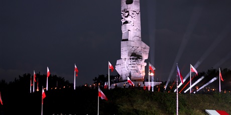 Powiększ grafikę: Pomnik Obrońców Wybrzeża i pole bitwy na Westerplatte podczas uroczystości.