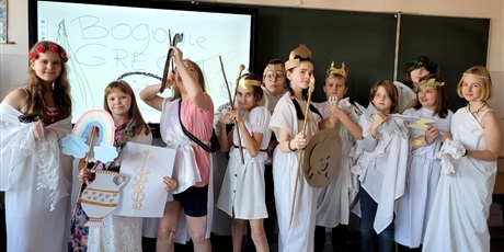 Powiększ grafikę: Uczniowie  w rolach bogów greckich