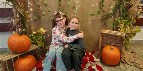 Powiększ grafikę: dzien-kostiumow-652460.jpg