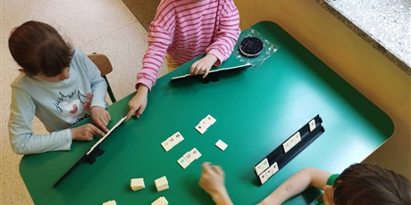 Powiększ grafikę: Rummikubowe starcie młodych umysłów.