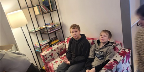 Powiększ grafikę: klasa-4b-na-warsztatach-teatralnych-w-mostowni-w-gdansku-wrzeszczu-692806.jpg