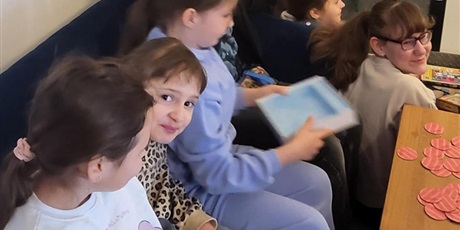 Powiększ grafikę: klasa-4b-na-warsztatach-teatralnych-w-mostowni-w-gdansku-wrzeszczu-692807.jpg