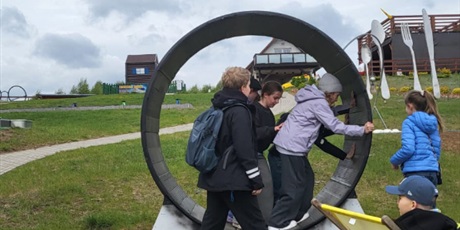 Powiększ grafikę: klasa-4b-w-parku-gigantow-na-kaszubach-693475.jpg