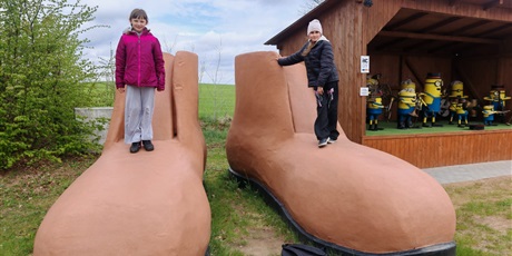 Powiększ grafikę: klasa-4b-w-parku-gigantow-na-kaszubach-693487.jpg