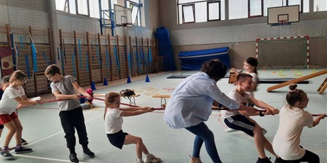 Powiększ grafikę: Przeciąganie liny – sportowa rywalizacja i współpraca.