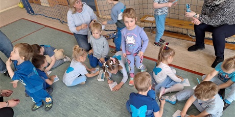Powiększ grafikę: Niebieskie skrzydła nadziei w dziecięcych dłoniach.