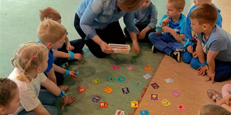 Powiększ grafikę: Zabawy edukacyjne - przedszkolaki w świecie słów.