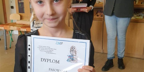 Powiększ grafikę: Odbiór pamiątkowych dyplomów i książek.