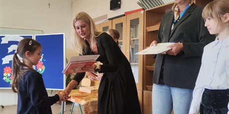 Powiększ grafikę: Odbiór pamiątkowych dyplomów i książek.