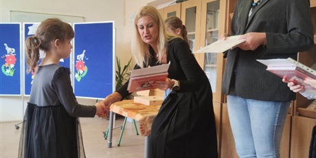 Powiększ grafikę: Odbiór pamiątkowych dyplomów i książek.