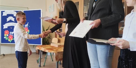 Powiększ grafikę: Odbiór pamiątkowych dyplomów i książek.