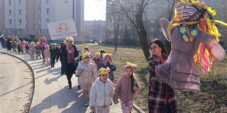 Powiększ grafikę: Barwny korowód na powitanie wiosny.