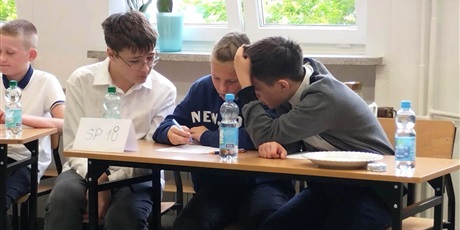 Powiększ grafikę: Skupienie i współpraca – czas na rozwiązanie matematycznych wyzwań.