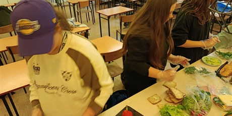 Powiększ grafikę: Podział pracy – klucz do osiągnięcia celu.