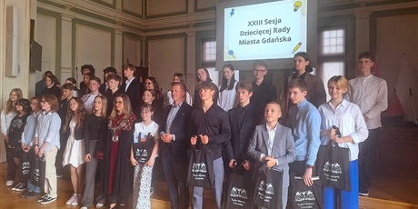 Powiększ grafikę: Pamiątkowe zdjecie uczestników wydarzenia.