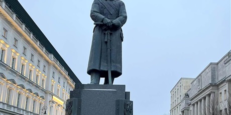 Powiększ grafikę: Przed pomnikiem Józefa Piłsudskiego.