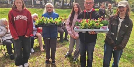 Powiększ grafikę: Kwiaty przekazane Seniorom. Inicjatywa uczniów.