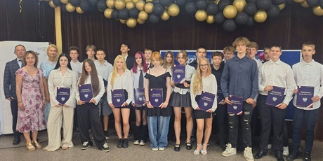 Powiększ grafikę: zakonczenie-roku-szkolnego-klas-8-706171.jpg