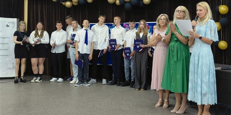 Powiększ grafikę: zakonczenie-roku-szkolnego-klas-8-706173.jpg