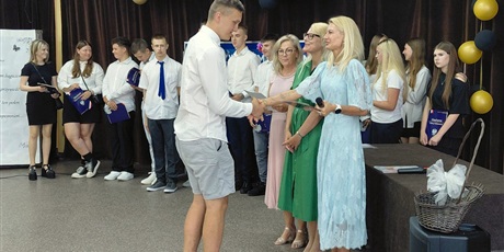 Powiększ grafikę: zakonczenie-roku-szkolnego-klas-8-706175.jpg
