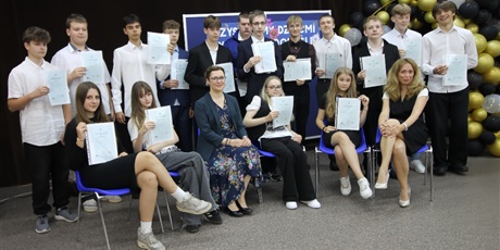 Powiększ grafikę: Uczniowie klasy VIII b wraz z wychowawczyniami.