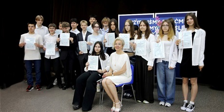 Powiększ grafikę: Klasa VIII a z wychowawczynią.