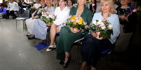 Powiększ grafikę: Symboliczne podziękowania dla Dyrekcji i Nauczycieli.