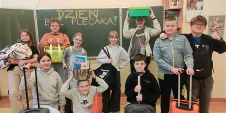 Powiększ grafikę: Dzień bez plecaka